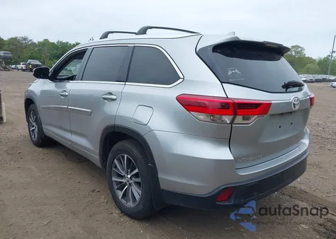 2018 Toyota Highlander Xle z USA, uszkodzony, nr VIN 5TDJZRFH9JS554891
